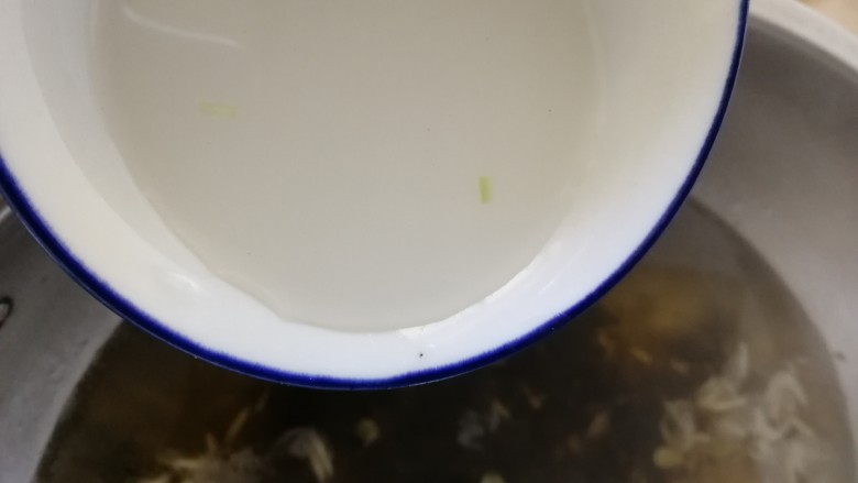 紫菜虾皮汤,均匀倒入紫菜汤里面。