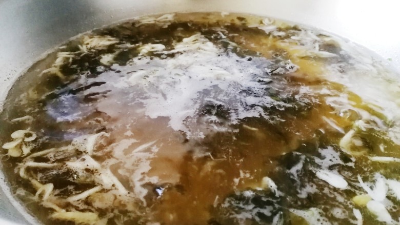 紫菜虾皮汤,文火煮开。