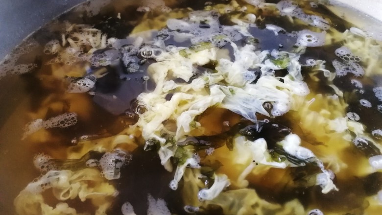 紫菜虾皮汤,最小火，筷子搭在碗边，缓缓倒入蛋液，至蛋液凝固。
