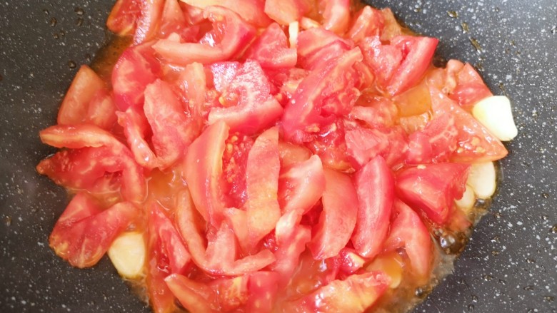番茄炒丝瓜,下入番茄块。