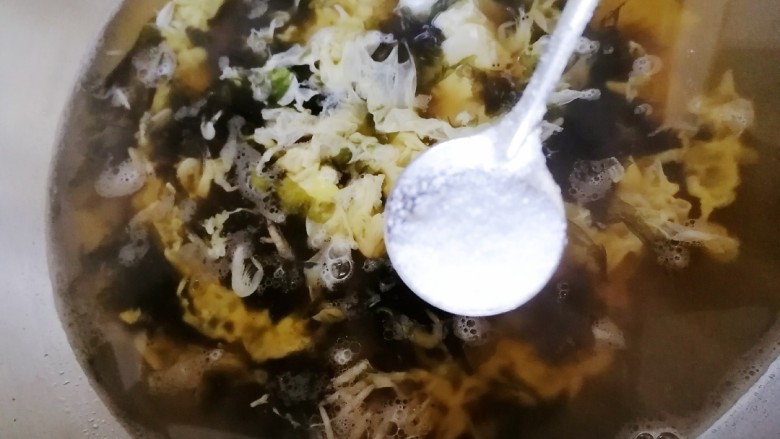 紫菜虾皮汤,放一小勺盐，调味。