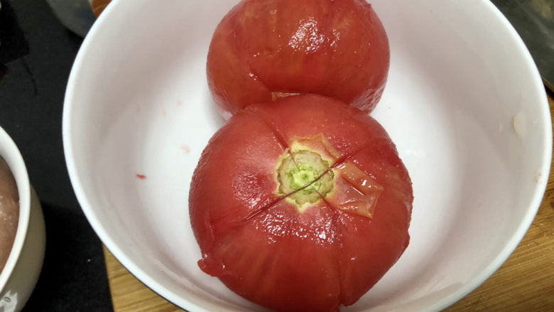 番茄炒丝瓜➕一川红绿醉春时,烫过的番茄去皮