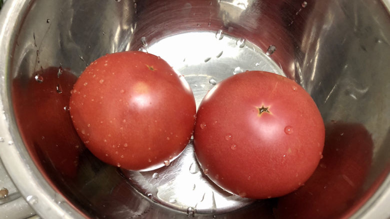番茄炒丝瓜➕一川红绿醉春时,番茄搓洗干净