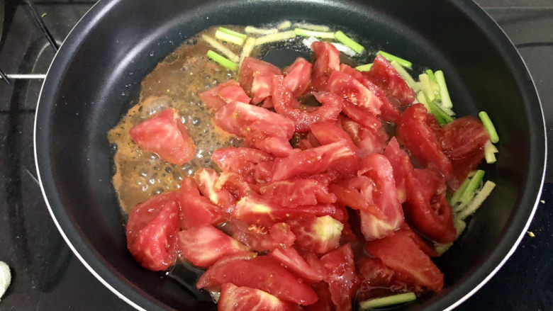 番茄炒丝瓜➕一川红绿醉春时,下番茄块，中火翻炒出汁