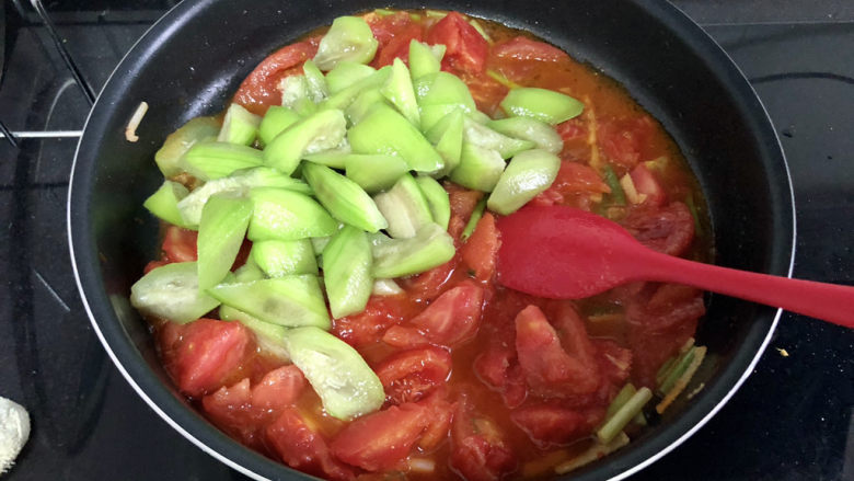 番茄炒丝瓜➕一川红绿醉春时,加入丝瓜块
