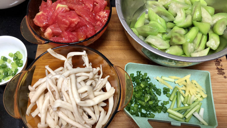 番茄炒丝瓜➕一川红绿醉春时,全部食材准备好