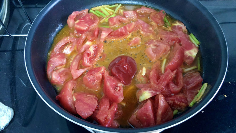 番茄炒丝瓜➕一川红绿醉春时,加入一汤匙番茄酱，翻炒均匀，小火咕嘟一分钟