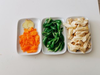 青椒炒腐竹,姜切片 食材处理好备用