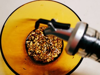 青椒炒腐竹,取一小碗 放入蒜末 剁椒 生抽 蚝油 拌匀备用