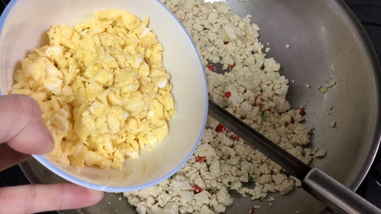 豆腐炒鸡蛋➕ 蛾儿雪柳黄金缕,加入鸡蛋碎，翻炒均匀