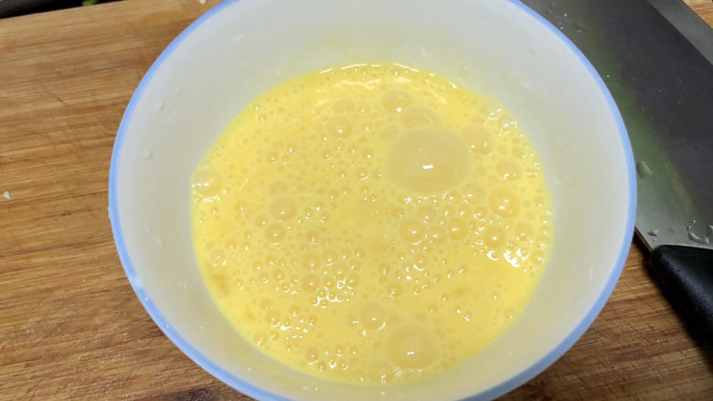 豆腐炒鸡蛋➕ 蛾儿雪柳黄金缕,剩下三个鸡蛋打入碗中，搅打成均匀蛋液