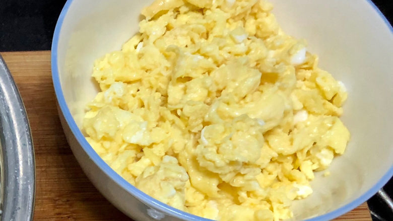豆腐炒鸡蛋➕ 蛾儿雪柳黄金缕,盛出备用。