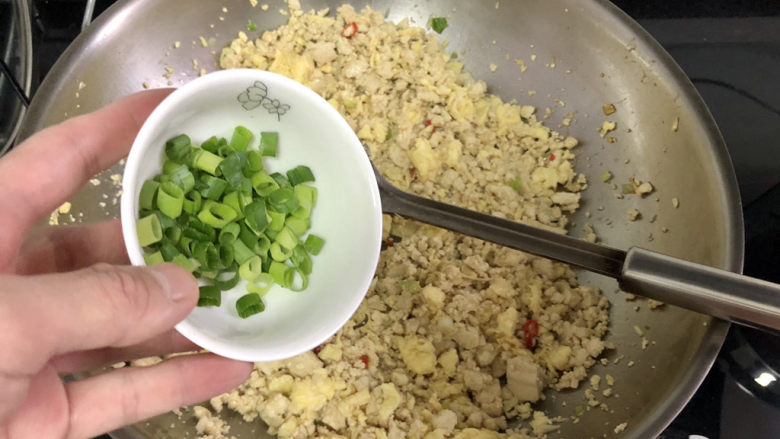 豆腐炒鸡蛋➕ 蛾儿雪柳黄金缕,最后撒葱末翻炒出锅