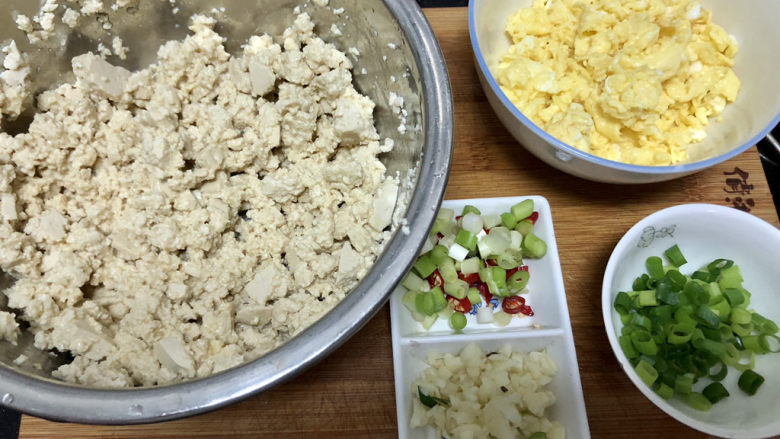 豆腐炒鸡蛋➕ 蛾儿雪柳黄金缕,全部食材准备好