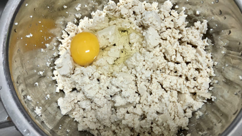 豆腐炒鸡蛋➕ 蛾儿雪柳黄金缕,打入一个鸡蛋，抓匀备用