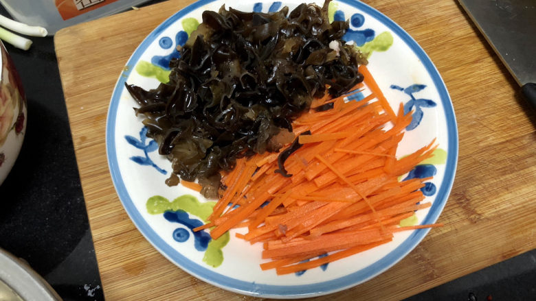 韭菜炒肉➕鱼香韭菜肉丝,胡萝卜削皮洗净切丝，焯水的木耳切丝