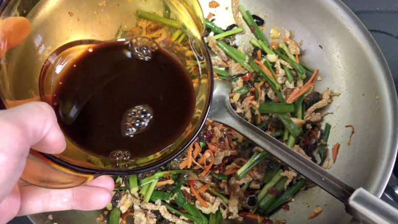 韭菜炒肉➕鱼香韭菜肉丝,淋入调好的鱼香汁，中大火翻炒一分钟
