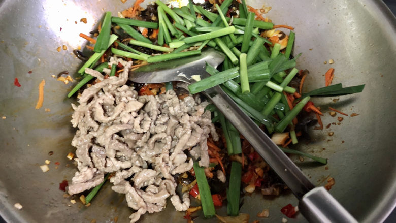 韭菜炒肉➕鱼香韭菜肉丝,加入韭菜梗和肉丝，中大火翻炒均匀