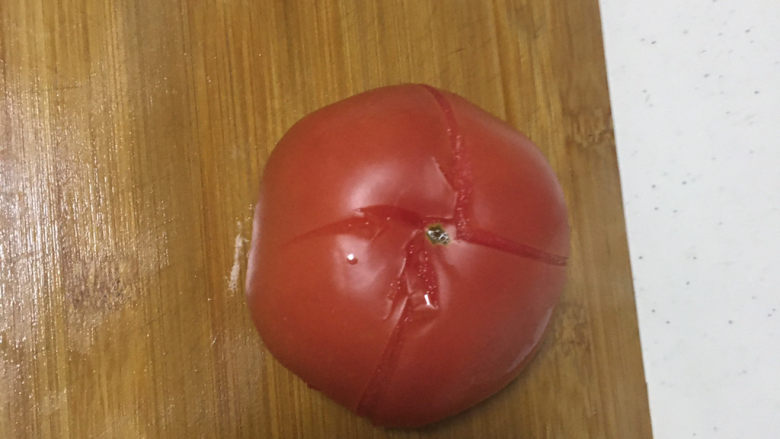 番茄炒丝瓜,捞出去皮