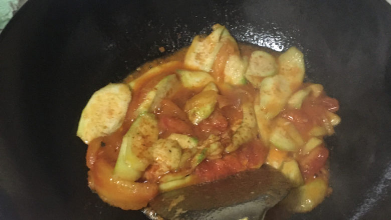 番茄炒丝瓜,倒入适量盐、麻辣鲜、蚝油、鸡精翻炒均匀