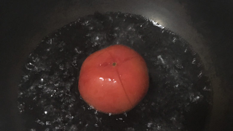 番茄炒丝瓜,水烧开放入番茄煮一分钟