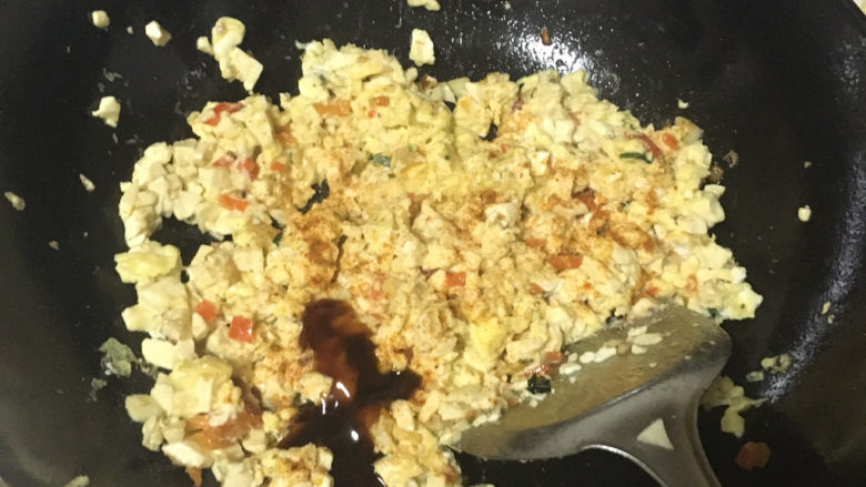 豆腐炒鸡蛋,倒入适量盐、麻辣鲜、蚝油鸡精翻炒均匀