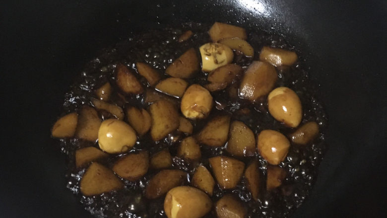 鹌鹑蛋焖土豆,大火收汁