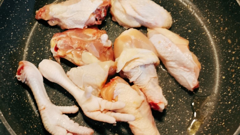 三黄鸡炖土豆,起油锅 放入一汤匙食用油 放入鸡块煎制