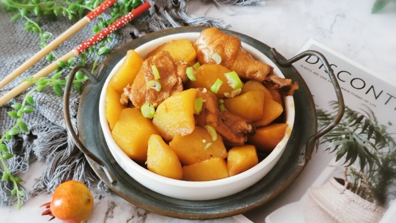 三黄鸡炖土豆,出锅装盘
