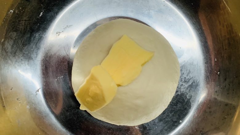 菠萝芝士卷边披萨(10寸量),加入黄油。
