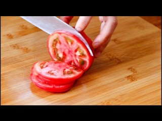 自制三明治,把洗好的西红柿切成片。