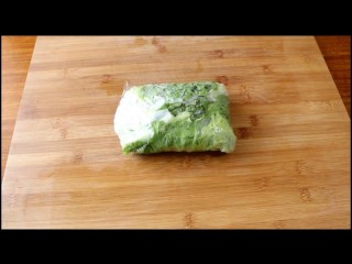 自制三明治,再用生菜把他们包起来咱用保鲜膜固定一下。