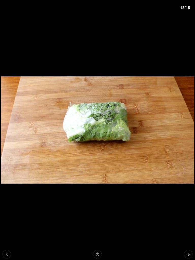 自制三明治,再用生菜把他们包起来咱用保鲜膜固定一下。