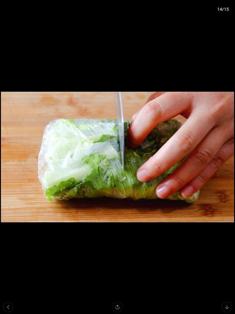 自制三明治,从保鲜膜中剪切开。