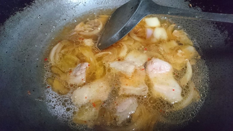 辣白菜豆腐汤,加水并食盐调味