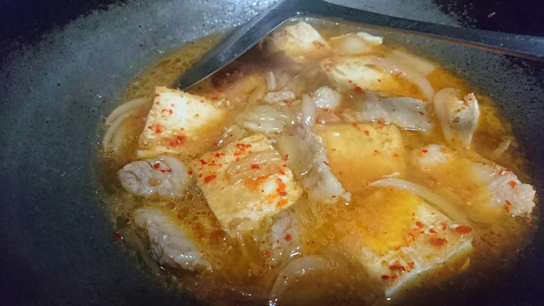 辣白菜豆腐汤,大火煮开后，改小火煨15分钟让豆腐更入味