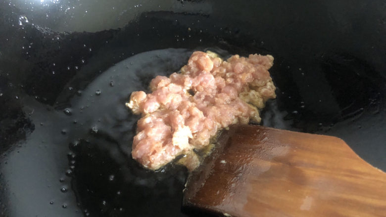 豆腐炒鸡蛋,另起油锅，放肉糜。