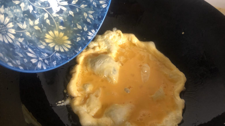 豆腐炒鸡蛋,鸡蛋液倒入锅里