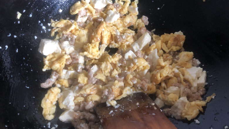 豆腐炒鸡蛋,豆腐弄碎，鸡蛋也放进去，加调味品快速翻炒。