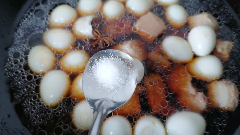 红烧鹌鹑蛋,加入一小勺盐调味