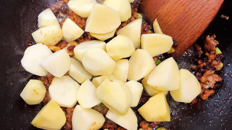 鹌鹑蛋焖土豆,加入土豆块翻炒均匀。