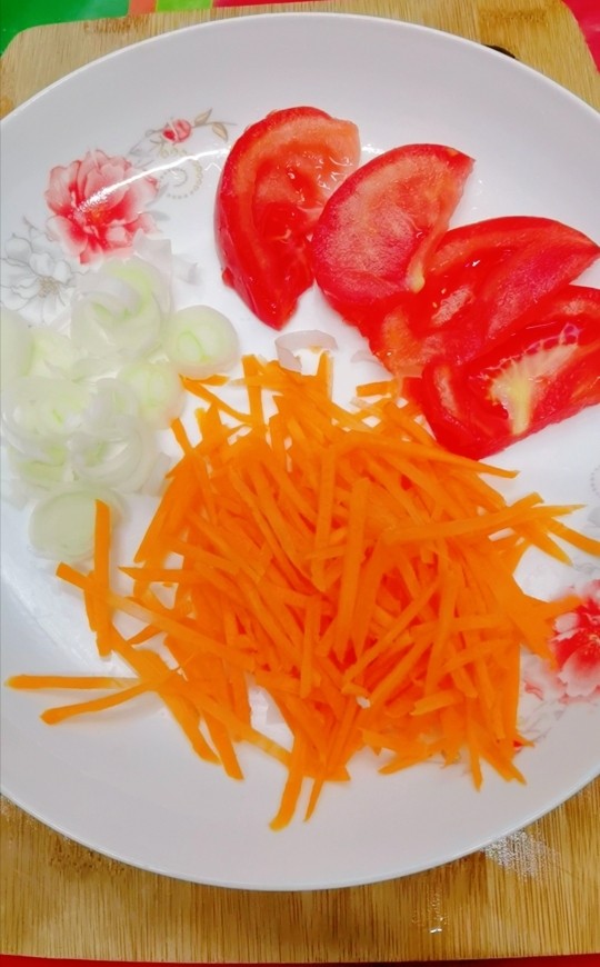 蔬菜饭包,胡萝卜丝，<a style='color:red;display:inline-block;' href='/shicai/ 3551'>西红柿</a>片，葱丝放入盘里备用