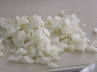 铁板日本豆腐,洋葱切碎