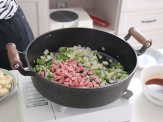 铁板日本豆腐,起锅热油，放入洋葱，青椒，火腿炒香
