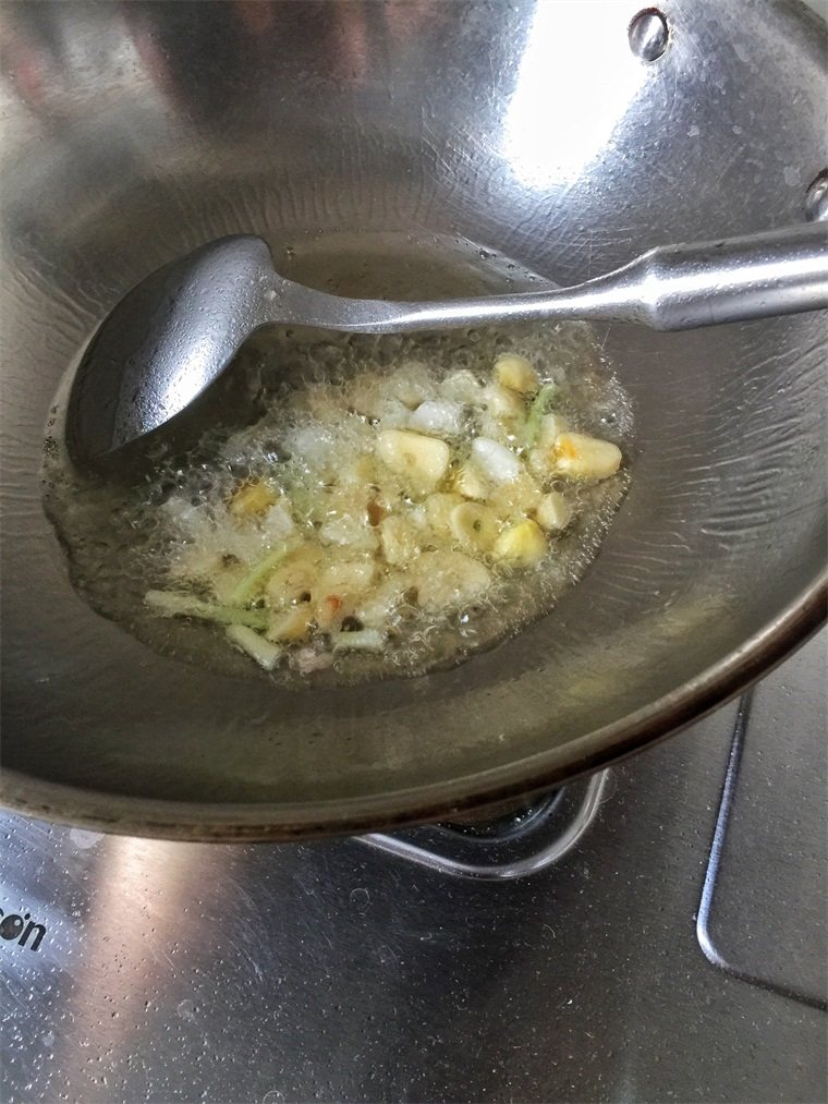 哨子面,锅内油烧热，倒入蒜片和小葱葱白爆香。