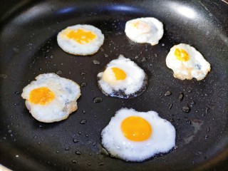红烧鹌鹑蛋,开始煎蛋