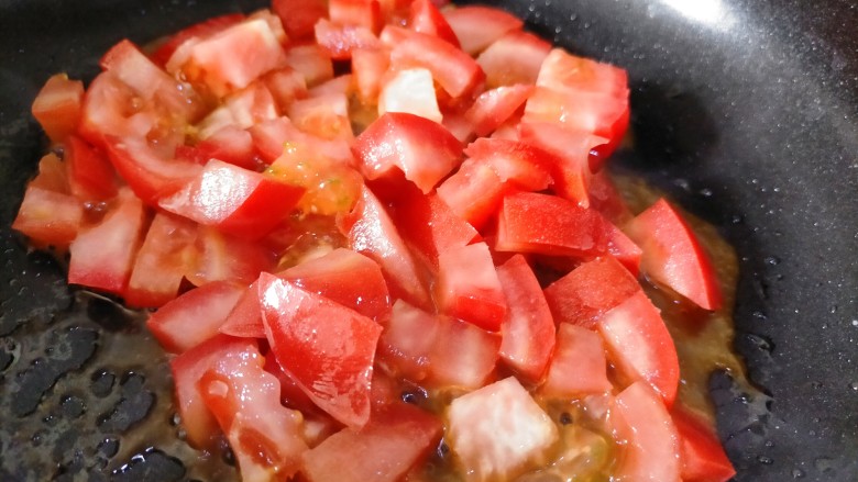 红烧鹌鹑蛋,用煎蛋剩余的油炒西红柿丁