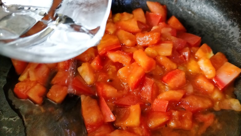 红烧鹌鹑蛋,加水适量熬番茄汤