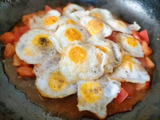 红烧鹌鹑蛋,加入煎蛋开大火收汁