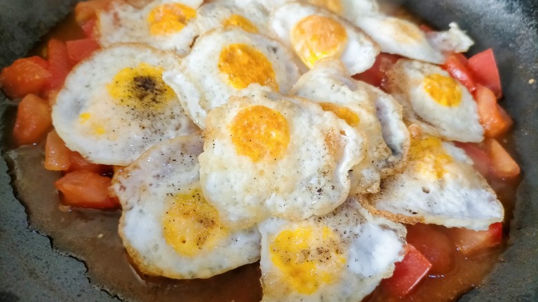红烧鹌鹑蛋,加入煎蛋开大火收汁